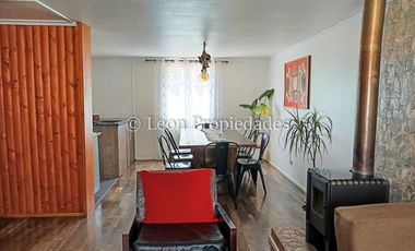 Leon Propiedades vende parcela con casa en Fundo Alhué, Curacaví.