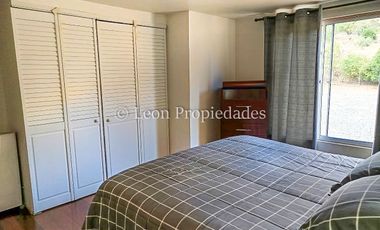 Leon Propiedades vende parcela con casa en Fundo Alhué, Curacaví.