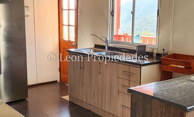 Leon Propiedades vende parcela con casa en Fundo Alhué, Curacaví.