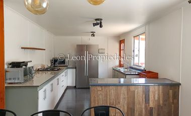 Leon Propiedades vende parcela con casa en Fundo Alhué, Curacaví.