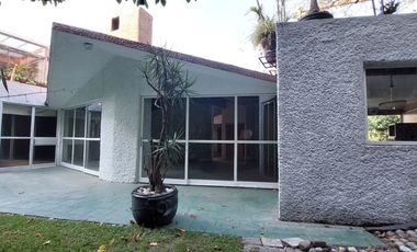 Casa rodeada de jardines