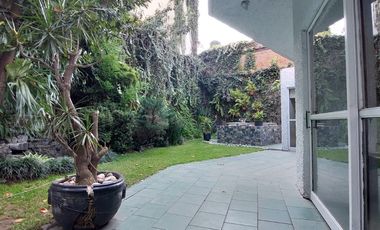 Casa rodeada de jardines