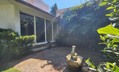 Casa rodeada de jardines