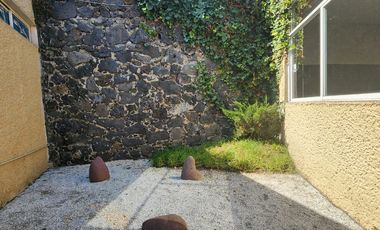 Casa rodeada de jardines