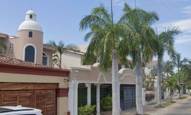 CASA CON ALBERCA EN MARINA VALLARTA, PUERTO VALLARTA, JALISCO