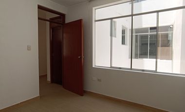 “Amplio y luminoso departamento de 3 dormitorios y 2 baños frente al parque en Ate”.