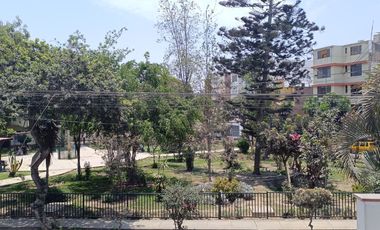 “Amplio y luminoso departamento de 3 dormitorios y 2 baños frente al parque en Ate”.