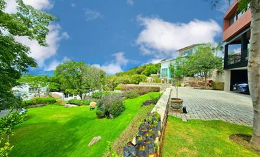 LAS CAÑADAS CASA EN VENTA SEMINUEVA MODERNA CON INCREIBLE VISTA