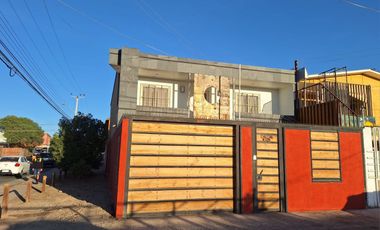 VENDO SOLIDA CASA DE ESQUINA EN CALAMA