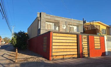 VENDO SOLIDA CASA DE ESQUINA EN CALAMA