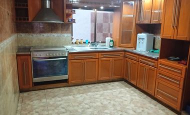 CASA DE 3 NIVELES RECIEN REMODELADA, 4 RECAMARAS CON CLOSET