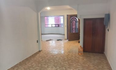CASA DE 3 NIVELES RECIEN REMODELADA, 4 RECAMARAS CON CLOSET