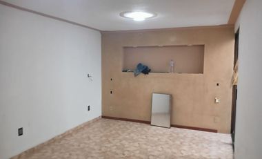 CASA DE 3 NIVELES RECIEN REMODELADA, 4 RECAMARAS CON CLOSET
