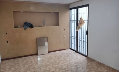 CASA DE 3 NIVELES RECIEN REMODELADA, 4 RECAMARAS CON CLOSET