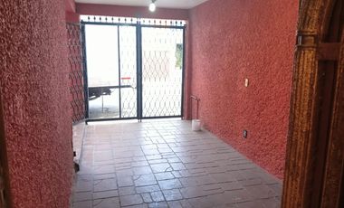 CASA DE 3 NIVELES RECIEN REMODELADA, 4 RECAMARAS CON CLOSET