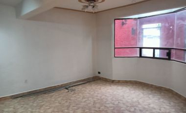 CASA DE 3 NIVELES RECIEN REMODELADA, 4 RECAMARAS CON CLOSET