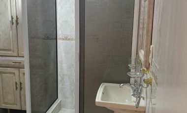 CASA DE 3 NIVELES RECIEN REMODELADA, 4 RECAMARAS CON CLOSET