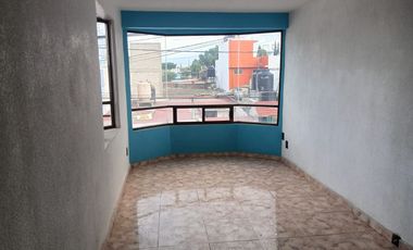 CASA DE 3 NIVELES RECIEN REMODELADA, 4 RECAMARAS CON CLOSET