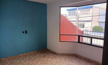 CASA DE 3 NIVELES RECIEN REMODELADA, 4 RECAMARAS CON CLOSET