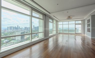 UNOBSTRUCTED 3BR UNIT + 3 PARKING SLOTS IN ONE ROXAS TRIANGLE