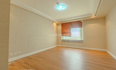 UNOBSTRUCTED 3BR UNIT + 3 PARKING SLOTS IN ONE ROXAS TRIANGLE