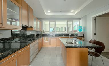 UNOBSTRUCTED 3BR UNIT + 3 PARKING SLOTS IN ONE ROXAS TRIANGLE