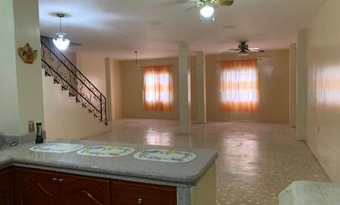 casa rentera de venta en el centro de manta manabi B/L