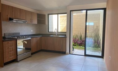 Venta de casa nueva en conjunto cerrado en San Juan Cuautlancingo.