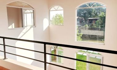 CASA CON ALBERCA EN RESIDENCIAL DE TAN SOLO 13 LOTES,