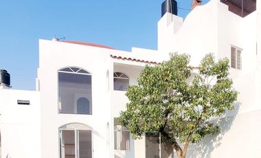 CASA CON ALBERCA EN RESIDENCIAL DE TAN SOLO 13 LOTES,