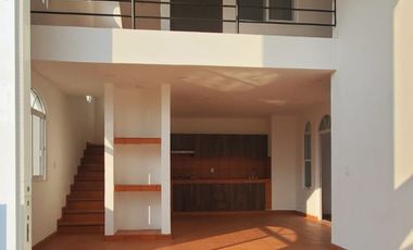 CASA CON ALBERCA EN RESIDENCIAL DE TAN SOLO 13 LOTES,