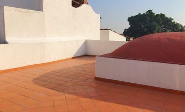 CASA CON ALBERCA EN RESIDENCIAL DE TAN SOLO 13 LOTES,