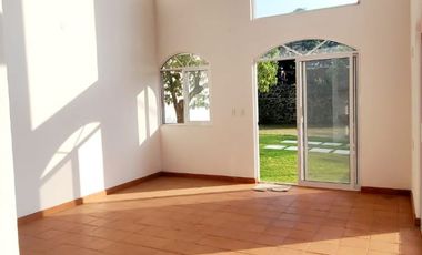 CASA CON ALBERCA EN RESIDENCIAL DE TAN SOLO 13 LOTES,