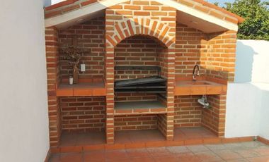 CASA CON ALBERCA EN RESIDENCIAL DE TAN SOLO 13 LOTES,