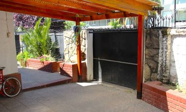 CASA MARTIN DE ZAMORA CON MANQUEHUE, LAS CONDES, 442 M2 TERRENO, 5 DORMITORIOS, 3 BAÑOS, ESTACIONAMIENTOS, EXCELENTE PATIO
