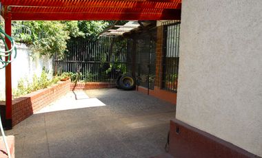 CASA MARTIN DE ZAMORA CON MANQUEHUE, LAS CONDES, 442 M2 TERRENO, 5 DORMITORIOS, 3 BAÑOS, ESTACIONAMIENTOS, EXCELENTE PATIO
