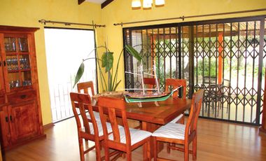 CASA MARTIN DE ZAMORA CON MANQUEHUE, LAS CONDES, 442 M2 TERRENO, 5 DORMITORIOS, 3 BAÑOS, ESTACIONAMIENTOS, EXCELENTE PATIO