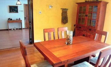 CASA MARTIN DE ZAMORA CON MANQUEHUE, LAS CONDES, 442 M2 TERRENO, 5 DORMITORIOS, 3 BAÑOS, ESTACIONAMIENTOS, EXCELENTE PATIO