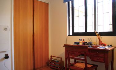 CASA MARTIN DE ZAMORA CON MANQUEHUE, LAS CONDES, 442 M2 TERRENO, 5 DORMITORIOS, 3 BAÑOS, ESTACIONAMIENTOS, EXCELENTE PATIO