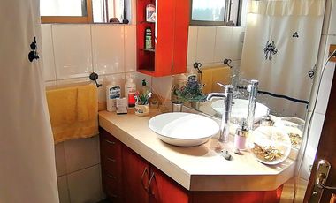 CASA MARTIN DE ZAMORA CON MANQUEHUE, LAS CONDES, 442 M2 TERRENO, 5 DORMITORIOS, 3 BAÑOS, ESTACIONAMIENTOS, EXCELENTE PATIO