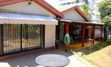 CASA MARTIN DE ZAMORA CON MANQUEHUE, LAS CONDES, 442 M2 TERRENO, 5 DORMITORIOS, 3 BAÑOS, ESTACIONAMIENTOS, EXCELENTE PATIO