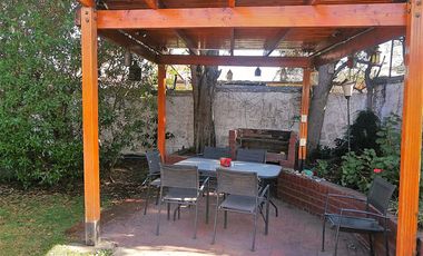 CASA MARTIN DE ZAMORA CON MANQUEHUE, LAS CONDES, 442 M2 TERRENO, 5 DORMITORIOS, 3 BAÑOS, ESTACIONAMIENTOS, EXCELENTE PATIO