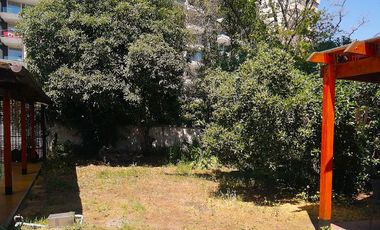 CASA MARTIN DE ZAMORA CON MANQUEHUE, LAS CONDES, 442 M2 TERRENO, 5 DORMITORIOS, 3 BAÑOS, ESTACIONAMIENTOS, EXCELENTE PATIO