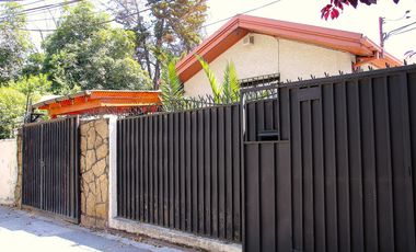 CASA MARTIN DE ZAMORA CON MANQUEHUE, LAS CONDES, 442 M2 TERRENO, 5 DORMITORIOS, 3 BAÑOS, ESTACIONAMIENTOS, EXCELENTE PATIO