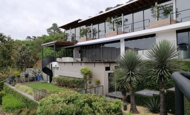 Casa en venta en Valle de Bravo con excelente vista al lago.