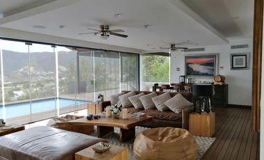 Casa en venta en Valle de Bravo con excelente vista al lago.