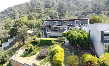 Casa en venta en Valle de Bravo con excelente vista al lago.