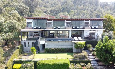 Casa en venta en Valle de Bravo con excelente vista al lago.