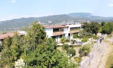 Casa en venta en Valle de Bravo con excelente vista al lago.