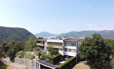 Casa en venta en Valle de Bravo con excelente vista al lago.